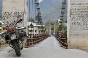 Auf dem Weg in den Himalaya: Brücke über den Fluss Beas in Manali in äußersten Nordwesten Indiens.