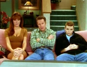 Der kleine Ross hält seine Familie im Haus fest, um ihr seinen selbstgedrehten Film zu zeigen. Tiffany (Nikki Cox), Jack (Geoff Pierson, mitte) und Ryan (Kevin Connolly) langweilen sich jedoch zu tode.