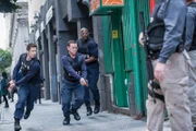 "Brooklyn Nine-Nine", "Vernichten wir ein paar gute Jungs." Jake kann Sophia nicht vergessen. Ein gemeinsamer Trainingstag mit der Homeland Security soll seine Trennungsschmerzen wenigstens für eine Weile verfliegen lassen. Doch weil er gleich zu Beginn den Veranstaltungsleiter beleidigt, wird ihm bloß die Rolle der Geisel zugewiesen. Klar, dass Jake das nicht auf sich sitzen lassen kann. Auch für Amy und Rosa steht Einiges auf den Spiel: Sie feilschen um einen freien Tag. Indes fertigt Gina für eine private Weiterbildung ein psychologisches Gutachten von Holt an.Im Bild (v.li.): Andy Samberg (Jake Peralta), Joe Lo Truglio (Charles Boyle), Terry Crews (Terry Jeffords).