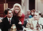 Angela (Judith Light, M.) freut sich, dass Tony (Tony Danza, l.) sich für die Interessen der Senioren einsetzt.