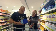 Markus (22),li. aus Köln lebt mit seiner jungen Familie von 954 Euro Hartz IV im Monat. Mutter Jessica (24),re.ist zum zweiten Mal schwanger.