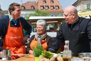 „MarktFrisch“ lädt zum ungleichen Duell - Gourmetkoch gegen Überredungskünstler.
Überredungskünstler Jens Hübschen (li.) und Gourmet-Koch Frank Brunswig (re.) besuchen Wochenmärkte. Ihr Ziel: frische Ware kaufen, frisch zubereiten und frisch genießen.