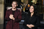 Dieses Mal führt die Schauspielerin Julia Louis-Dreyfus (r.) durch die Sendung und für das musikalische Entertainment sorgt Nick Jonas (l.) ...