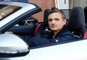 Herr Lukas braust mit einem Cabrio auf und davon. Er möchte seine Ausbildung zum Agentendarsteller beginnen.