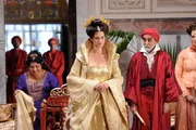 In the middle: Sharazad (Vanessa Hessler)
