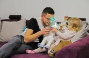Der alleinerziehenden Vater René Vogel und seine Tochter Johanna.