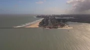 Série documentaire de Ombline de la Grandière (France / 2014)
Le Brésil est pluriel, mille paysages, des beautés à l’infini ! Découvrez la richesse de ses 8000 kilomètres de côtes à travers leur géographie, la nature environnante mais également leurs particularités économiques et culturelles. Un voyage passionnant richement illustré de vues aériennes et de portraits authentiques, en cinq épisodes. Tous les dimanches, sur RTS Un.