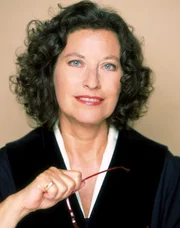 Richterin Dr. Ruth Herz führt die Verhandlungen objektiv, souverän und einfühlsam. Sie deckt die Geschichte hinter der Tat auf und versucht mit ihren Urteilen, Jugendlichen eine Chance zu geben.