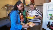 Fitnessexpertin Silke Kayadelen (l.) hat es mit einem ganz besonders schweren Fall zu tun. Wird sie der vierköpfigen Familie aus Gelsenkirchen helfen können?