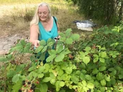 Lieselotte Tairi pflückt Beeren