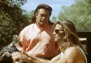 Bobby Sixkiller (Branscombe Richmond, li.) ist mit dem Vorhaben seines Freundes Reno Raines (Lorenzo Lamas) überhaupt nicht einverstanden...