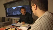 Schuldnerberater Ralf Berg klärt seinen Klienten auf