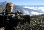 Henry Mix vor dem atemberaubenden Bergpanorama des Himalajas im Norden Bhtuans.