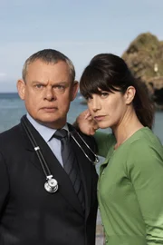 Gerade als sich Doc Martin (Martin Clunes, l.) und Edith etwas näherkommen, taucht Louisa (Caroline Catz, r.) wieder auf - hochschwanger ...