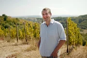 Felix Prinz zu Salm-Salm im Weinberg.