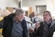 Aus Zeitmangel, aber auch aus Bequemlichkeit, hat Werner sich nie um den Verkauf der Sachen gekümmert. Seit Jahren stehen die Überbleibsel aus insgesamt sechs Lokalen kreuz und quer in der Scheune verteilt.