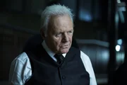 Dr. Robert Ford (Anthony Hopkins).