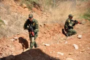 In der heutigen Folge verfolgen die Beamten des Heimatschutzministeriums illegale Einwanderer, die versuchen, die Grenze zwischen den Mexiko und den USA nahe der Stadt Nogales zu überschreiten. Sie ermitteln überdies gegen eine Bande von Betrügern und begeben sich auf die Jagd nach den Mitgliedern eines Verbrecherkartells. Dabei bekommen sie aber nur kleine Fische zu fassen. Denn die eigentlichen Drahtzieher sind nahezu unerreichbar. Erschwert wird die Arbeit der Grenzer auch noch dadurch, dass sie diesmal mitten in der Nacht agieren müssen. Doch dank ihrer High-Tech-Ausrüstung ist vieles möglich. So kreist in sechs Kilometern Höhe ein mit Spezialkameras ausgerüstetes Flugzeug und beobachtet die Grenzregion.