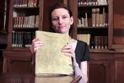 Lisa Hillier mit dem Inventarbuch von Mario Casali (um 1600). Archivalischer Nachweis von Michelangelos Terrakotta-Modellen.