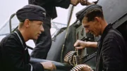 Soldaten beim Einlegen von Patronengurten (Polen, 1940).