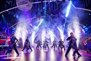 Das "Let's Dance" Profitänzer-Ensemble präsentiert die schönsten Tour-Tänze im Studio. (Archivbild)