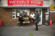 Männergespräche vor dem Kiosk.