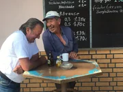 Am Kiosk geht es lustig zu.