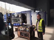 Dieter Lenza, Leiter der Gesellschaft für Wiederverwendung und Recycling (GWR) in Frankfurt, an der Rampe des Recycling-Zentrums, wo der Elektroschrott wird angeliefert.