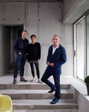 Adrian (l.) und Megan Corrigall mit Kevin McCloud in ihrem Haus.