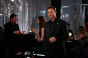 Detective Mac Taylor (Gary Sinise) hat einen stressigen Tag hinter sich, es mussten drei Mordfälle gelöst werden. Doch nun kann er den Abend des Valentinstags genießen.