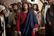 Jesus (Andreas Pietschmann, Mitte) mit Judas (Nikolai Kinski, links).