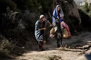 Maria (Alissa Jung) und Joseph (Luca Marinelli) ergreifen mit dem neugeborenen Jesus die Flucht nach Ägypten.