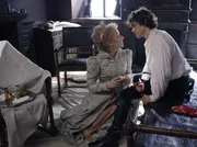 Königin Elizabeth I. (Helen Mirren) in einer intimen Szene mit ihrem jungen Geliebten, dem Earl of Essex (Hugh Dancy).