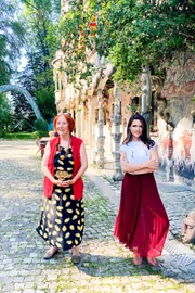 Ding Dong
Folge 3
Viola Tami (r.) mit Maria Anna Weber in Dietikon im Bruno Weber Park
2020
SRF