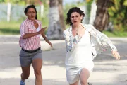 Death in Paradise
Staffel 7
Folge 1
Verfolgungsjagd: DS Florence Cassell als Joséphine Jobert, Jemima Rooper als Karen Marston

Copyright: SRF/Red Planet Productions 2017
