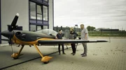 Aircraft Doctor Adrian, sein Schützling und der Vizeweltmeister im Kunstflug unterhalten sich neben der neuen Maschine.