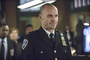 Officer Lance (Paul Blackthorne) ruft den Ausnahmezustand aus.