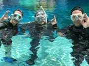 Astronautin Dr. Insa Thiele-Eich, Tauchlehrerin Tabea Vogt und Ben üben die Verständigung für unter Wasser.Â