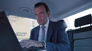 Christoph Gröners Zeit ist kostbar. Im Privatshuttle zum nächsten Termin wird gearbeitet.