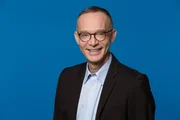 Moderator Christoph Süß.