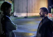 Oliver (Stephen Amell, l.), Anatoly Knyazev (David Nykl)
