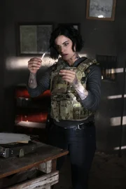 In einer verlassenen Hütte im Wald finden Jane (Jaimie Alexander) und Reade eine Zeichnung, die auf den Millimeter genau einem Tattoo auf Jane Wade entspricht. Was will der geheimnisvolle Tätowierer den beiden damit mitteilen?