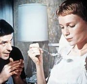 Guy (John Cassavetes, l.) will der misstrauischen Rosemarie (Mia Farrow, r.) klar machen, dass es die Nachbarin mit dem seltsamen Kräutertrank nur gut gemeint hat und sie ihn beruhigt einnehmen kann ...