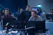 Die letzte Hoffnung der Menschheit sind Dr. Craig Bakus (Anthony Lemke,r.), der das Raumschiff konstruiert hat, und der erfahrene Astronaut Don Wincroft (David James Elliott,m.). Die Rivalen müssen nun zusammenarbeiten, um den drohenden Weltuntergang zu verhindern.