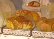 Fein geschnittene Zitrusfrüchte, kandiert und getrocknet von Chef Heinz Reitbauer aus Wien