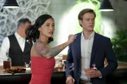 Desi Nguyen (Levy Tran, l.); Angus MacGyver (Lucas Till, r.)