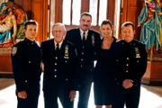 (1. Staffel) - Familie Reagan teilt eine berufliche Leidenschaft. Sie haben sich der Bekämpfung der Kriminalität von New York verschrieben (v.l.n.r.): Jamie (Will Estes), Henry (Len Cariou), Frank (Tom Selleck), Erin (Bridget Moynahan) und Danny Reagan (Donnie Wahlberg)