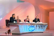 Beim Deutschland-Recall im Glass Cube in Bad Driburg singen alle Kandidaten, die den begehrten Recallzettel bekommen haben, in Gruppen vor der Jury, bestehend aus (v.l.:): Mousse T., Carolin Niemczyk, Ella Endlich und Dieter Bohlen.