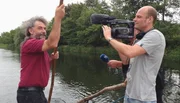 Der Werra-Flößer Jörg Deiß (links). Rechts im Bild Kameramann Volker Janovsky.
