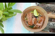Auf der Farm des Bauern Antonio bereitet der New Yorker Koch Eric Werner Schweinebauch so zu, wie es auf der mexikanischen Halbinsel Yucatán üblich ist.